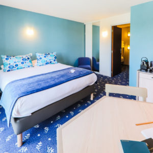 Hotel-Aigue-marine-2019-FAMILIALE-Grand-lit-Espace-séjour-Commode-Lits-superposés-cabine-Minis-245